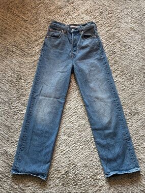 Levi's Women's Ribcage Straight Ankle Jeans in medium Blue